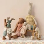 MAILEG NYÚL KÖTÖTT RUHÁBAN, 3-AS MÉRET