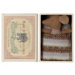 MAILEG SLEEPY WAKEY BABY EGÉR GYUFÁSDOBOZBAN, RÓZSASZÍN