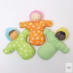 GRIMM'S RUGALMAS JÁTÉKBABA, LEO